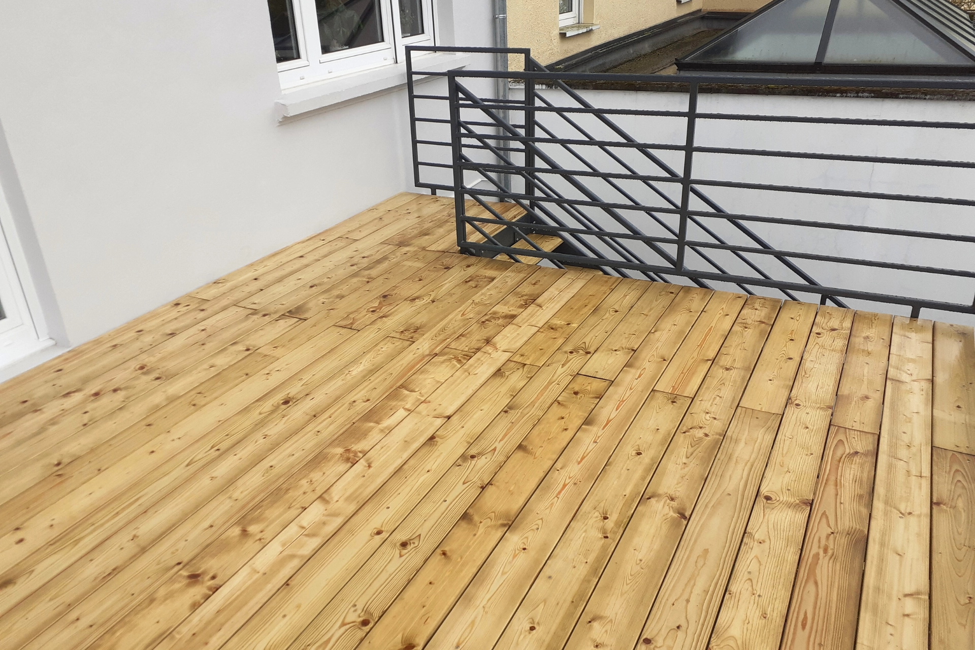 Terrasse suspendue en Moselle acier sur-mesure Luxembourg Thionville Metz Forbach Saint-Avold terrasse-moderne-acier-bois-sur-mesure-moselle-luxembourg